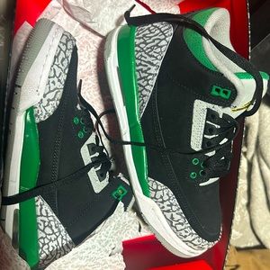 Used pine green jordan 3s